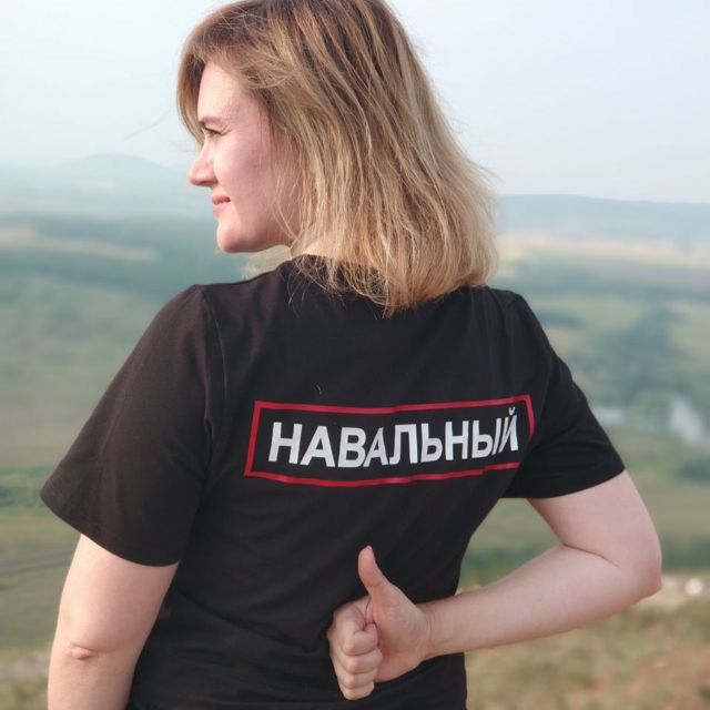 Лилия Чанышева в футболке с надписью на спине "Навальный"
