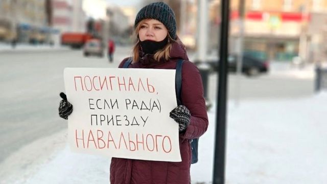 Лилия Чанышева с плакатом в поддержку Навального