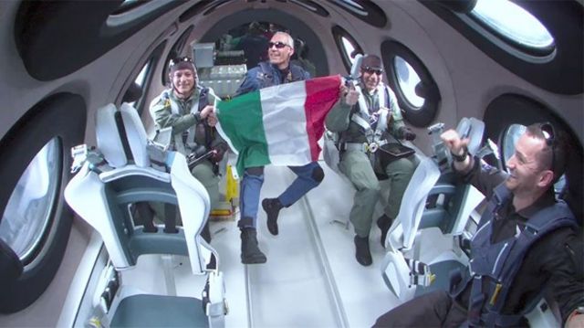 Итальянский флаг в кабине космоплана