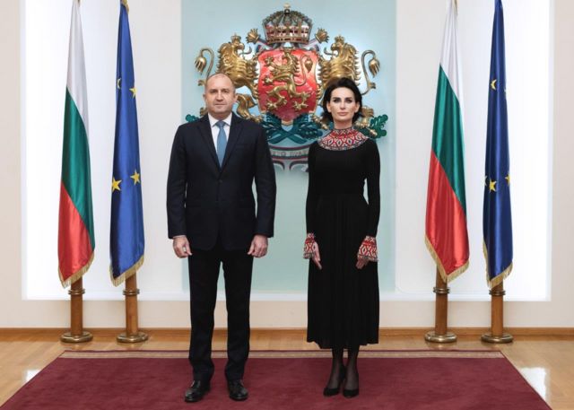 Илащук и Радев на фоне флагов Болгарии и ЕС