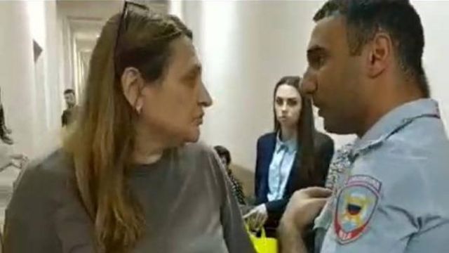 Полицейский агрессивно ведет себя с адвокатом Ириной Гак в здании суда 