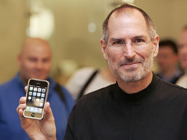 Стив Джобс с айфоном