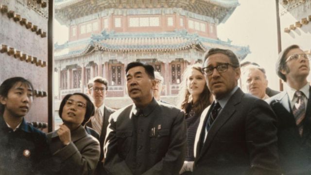 Киссинджер в окружении американских и китайских чиновников