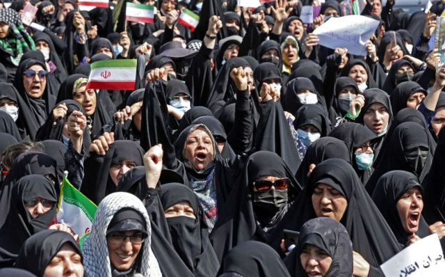 Женщины в черных головных платках на демонтрации в поддержку хиджаба