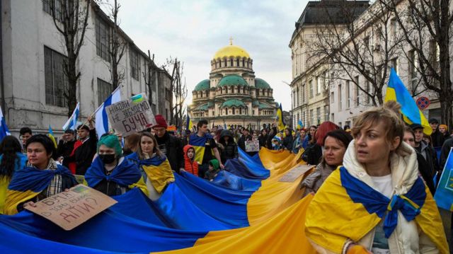 Толпа людей с украинскими флагами
