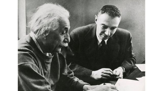 Альберт Эйнштейн и Роберт Оппенгеймер