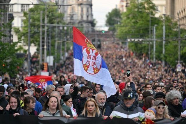 Тысячи демонстрантов вышли на митинг в мае, чтобы призвать к отставке чиновников после двух массовых стрельб в Сербии