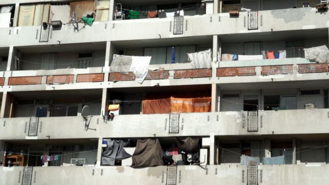 Неряшливые балконы многоквартирного дома
