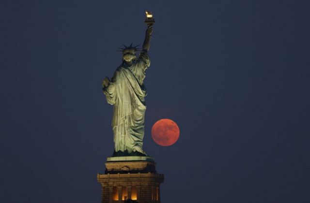 Знаменитая Статуя Свободы в Нью-Йорке разделила линию горизонта с Buck Moon