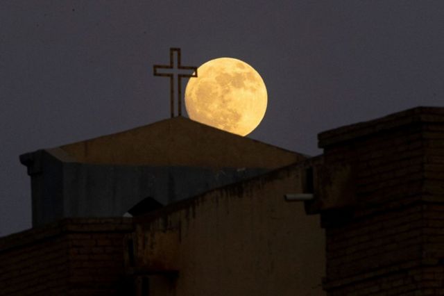 Луна взошла над халдейским собором Девы Марии в иракском городе Басра