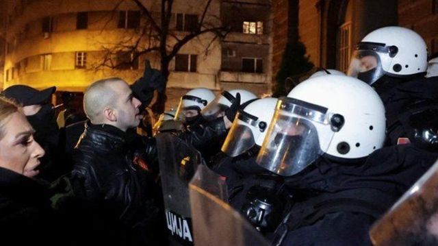 Полиция заблокировала ультраправого лидера Дамьяна Кнежевича, когда он и другие протестующие пытались штурмовать резиденцию президента