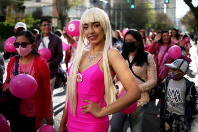 Жители Боливии перед премьерой фильма «Барби»