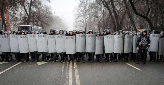 Казахские полицейские во время протестов