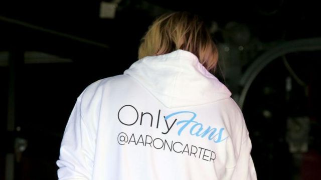 Картер в куртке с логотипом OnlyFans