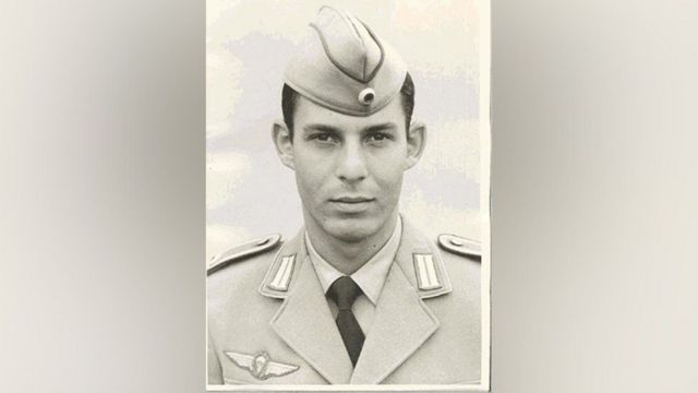 Черно-белая фотография молодого человека в военной форме