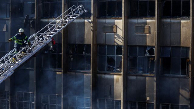 Спасатели у горящего здания