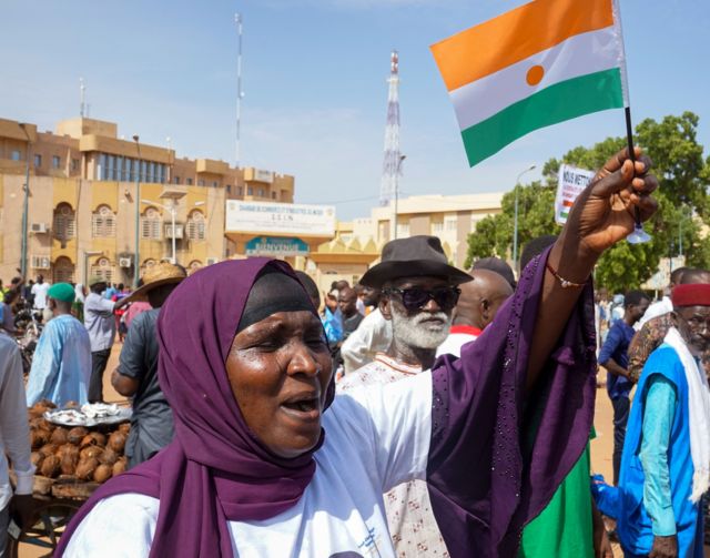 Женщина с флагом Нигера