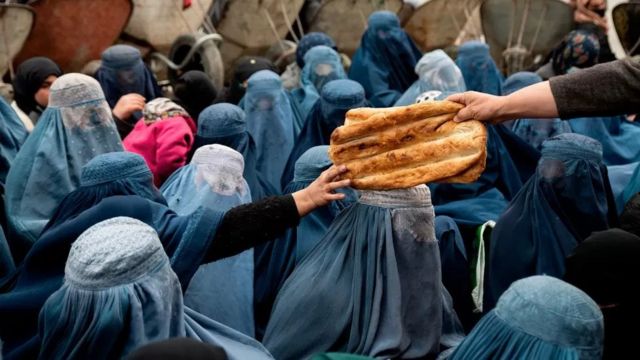 Женщины получают хлеб 
