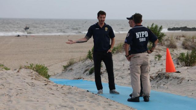 Полицейские на пляже