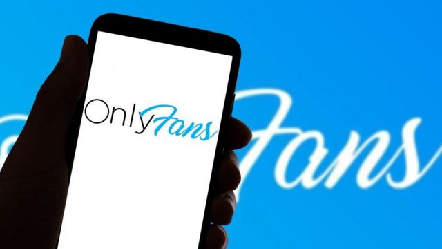 Рука и смартфон с логотипом OnlyFans