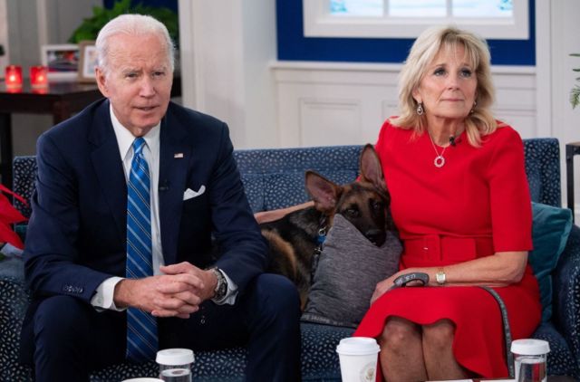Джо Байден с женой и псом на диване