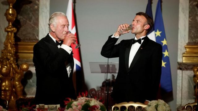 Карл III и Эммануэль Макрон пьют тост