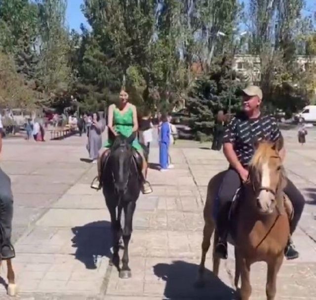 Жительница Скадовска приехала на голосование на коне