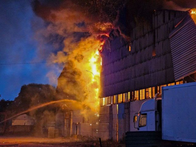 Государственная служба по чрезвычайным ситуациям опубликовала фото сильного пожара во Львове
