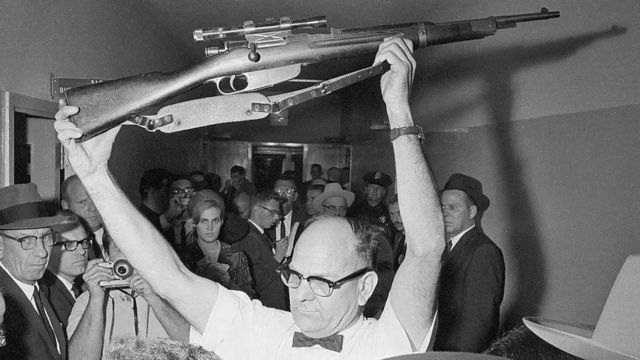 Полицейский Далласа держит винтовку, из которой был убит президент Джон Кеннеди 22 ноября 1963 года