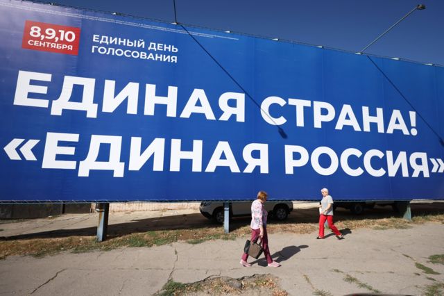 Агитационный плакат в оккупированном Луганске 