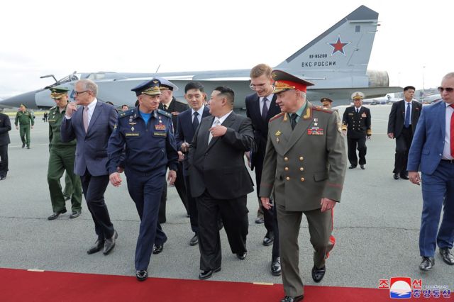 Ким Чен Ын во время визита на российскую военную базу