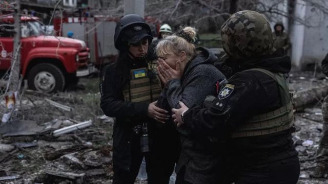 Женщина плачет в Славянске после российского авиаудара