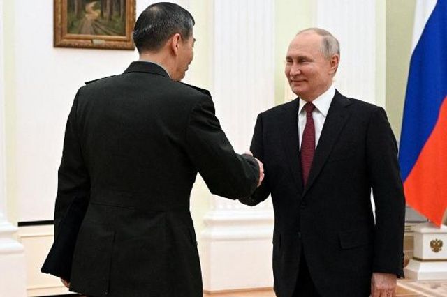 Ли Шанфу и Владимир Путин на встрече в Москве