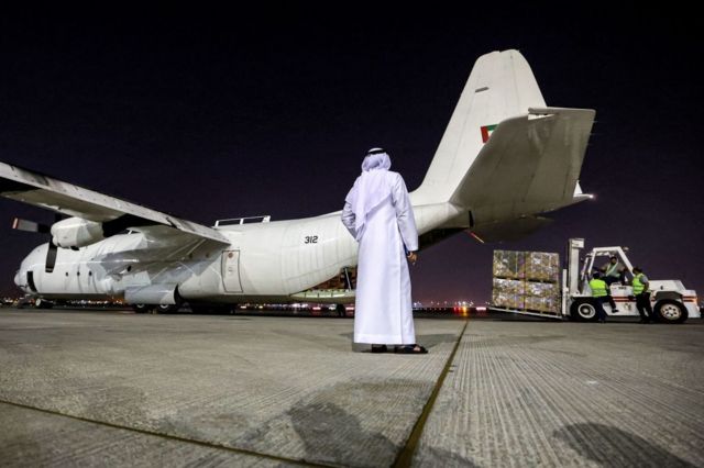 Самолет с гуманитарным грузом для сектора Газа в аэропорту Дубая