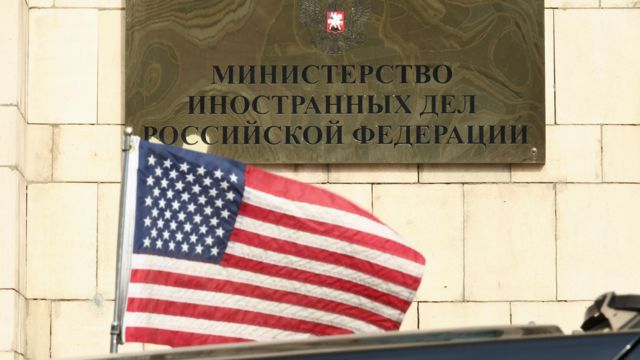 Флаг США на автомобиле американского посла у здания МИД России