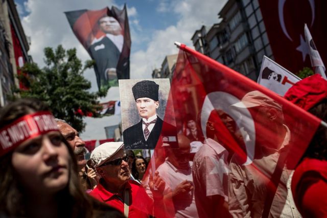 Турция протесты с плакатом Ататюрка