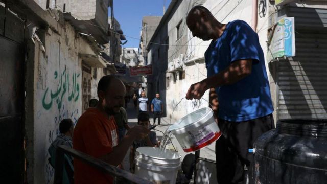 Жители Газы делятся водой
