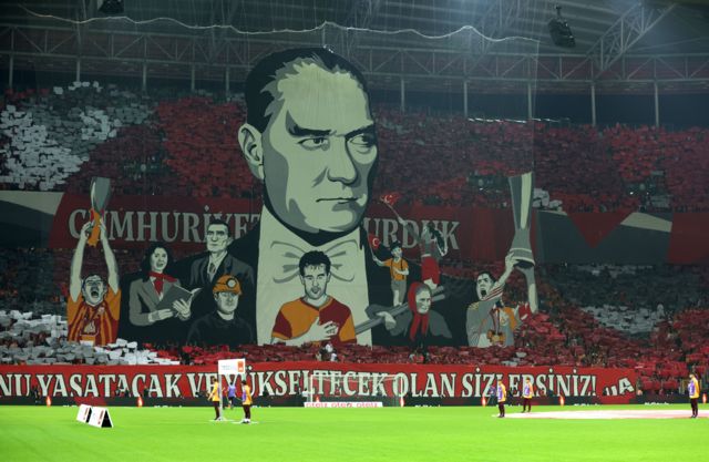 Огромный транспарант с портретом Ататюрка на матче футбольных команд «Галатасарай» и «Бешикташ»