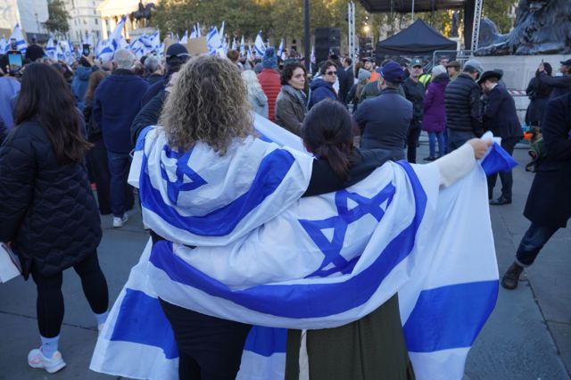 Люди, завернутые в израильский флаг