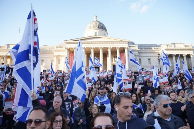 Толпа с флагами Израиля 