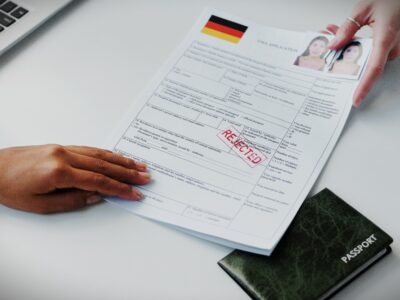 returning documents to woman at table 2022 05 19 14 43 10 utc SOVA-блог featured, германия, Грузия-Германия, Грузия-ЕС, шенген