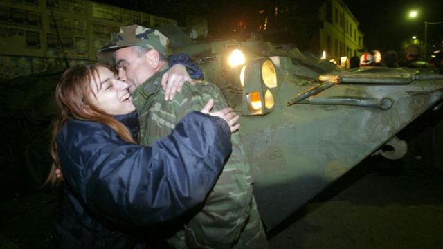Девушка обнимает военного 23 ноября 2003 года 