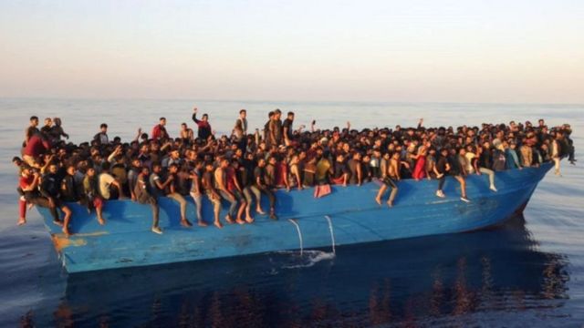 Лодка с мигрантами у берегов Италии