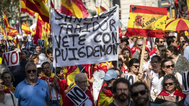 Демонстрация в Барселоне против помилования каталонских сепаратистов
