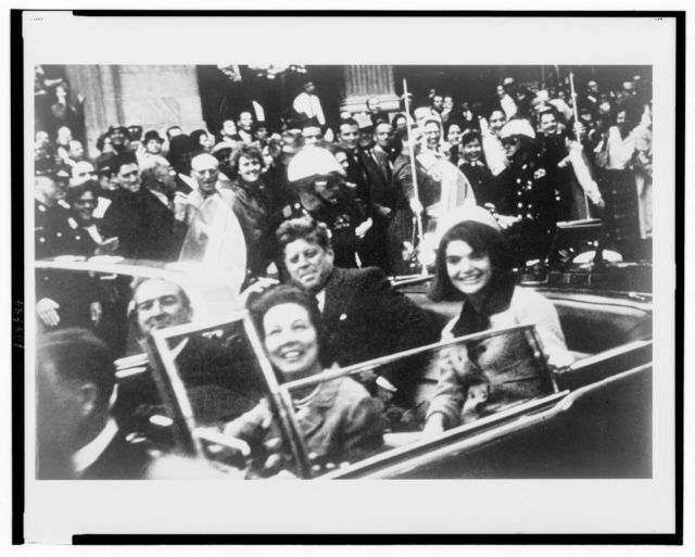 Джон и Жаклин Кеннеди в открытом лимузине перед роковой поездкой по улицам Далласа