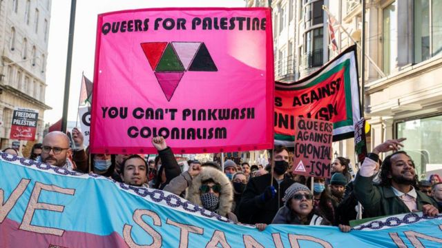 К акции в поддержку палестинцев присоединились социалистические движения, а также организации, отстаивающие права ЛГБТ