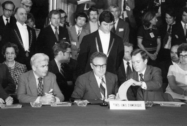 Подписание Парижских соглашений по Вьетнаму (в центре Генри Киссинджер)