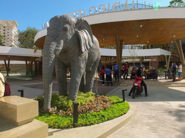 Статуя слона у входа в зоопарк