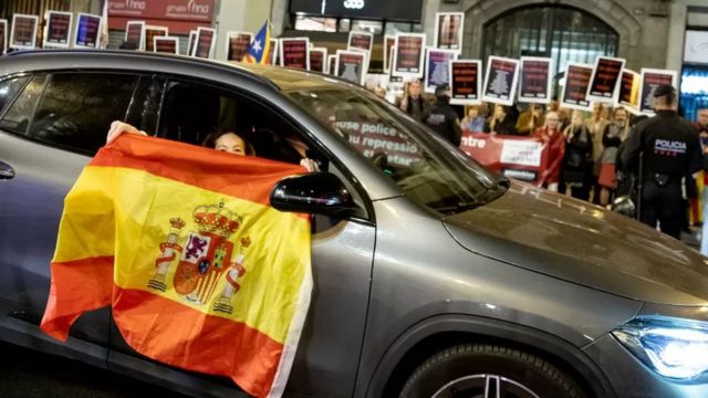 Машина с каталонским флагом