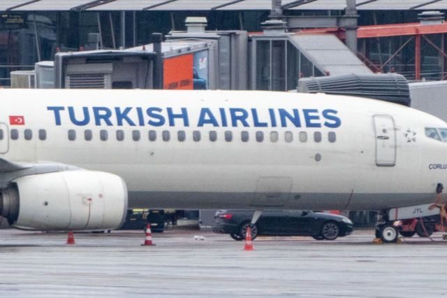 Злоумышленник вместе с ребенком находятся в машине, стоящей на летном поле у лайнера турецкой авиакомпании